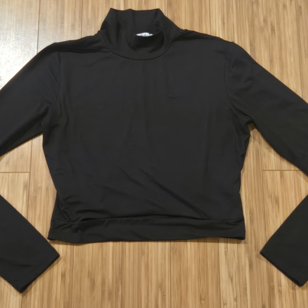 NWOT Vine and Valley Cropped Cutout Belly Shirt